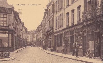 Cette rue se trouve tout en haut de la rue St Bertin, sur la gauche il y a la fontaine de l'enfant au cygne, et sur la droite un des nombreux cafés de st omer et juste aprés une boutique de vaisselles; Cette rue comptait de
nombreux commerçes.